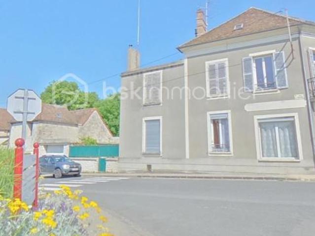 Maison de 269 m² comprenant trois logements avec un garage, une cave et une cour