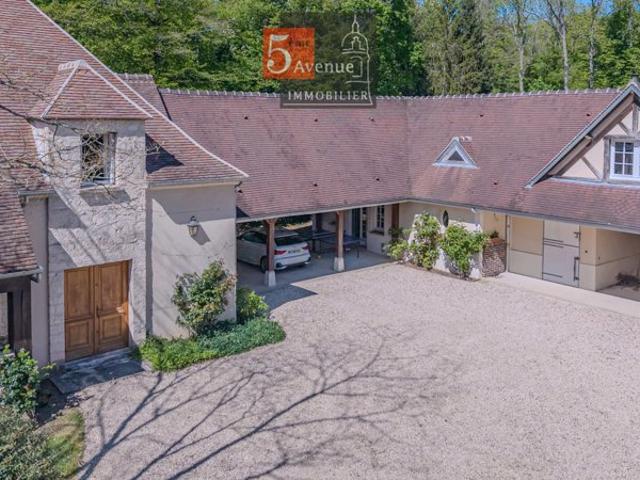 Maison de 280 m2 avec dépendance, terrain 2750 m2 et boxes c