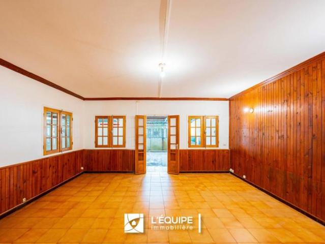 Maison de 2 niveaux de 210 m2 environ sur parcelle de 189 m2