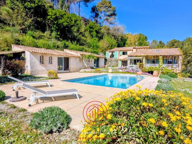 Maison de 307 m2 sur un terrain de 3000 m2 avec piscine