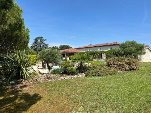 Maison De 300 M2 Avec Dépendances, Piscine, Pool House Et Te. 300m² Agen