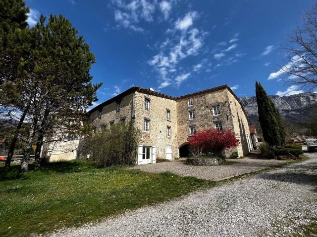 Maison de 31 pièces de luxe en vente à Romeyer, France