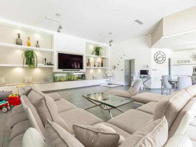 Maison 7 pièces avec grand jardin et piscine