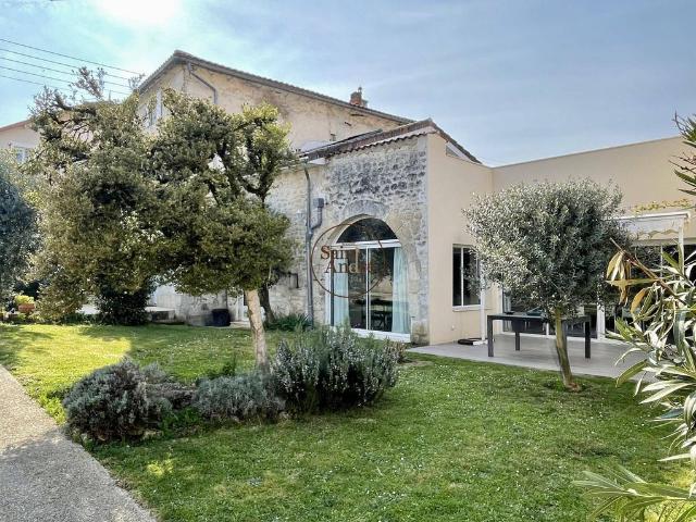 Maison de 7 pièces de luxe en vente à Angoulême, France