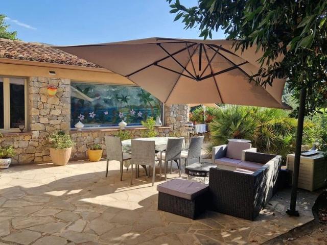 Maison de 7 pièces de luxe en vente à Grasse, France