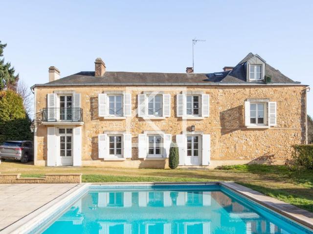 Maison de 7 pièces de luxe en vente à Saint Pavace, France