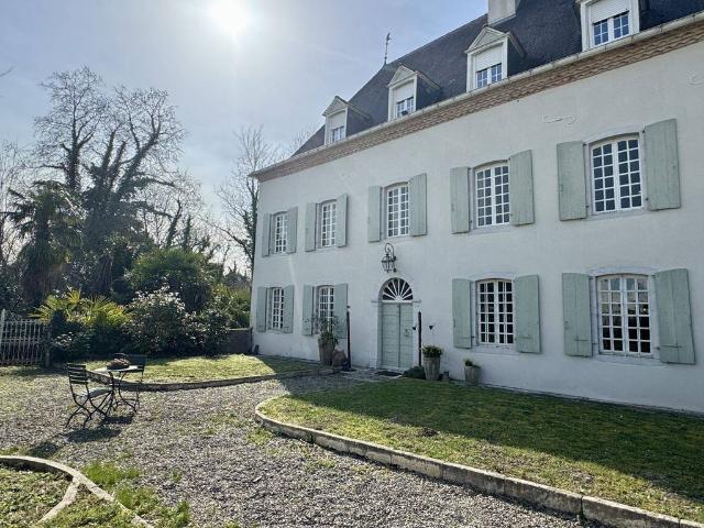 Maison de 7 pièces de luxe en vente à Sauveterre de Béarn, France
