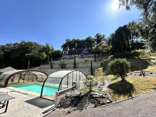 Maison de 7 pièces de luxe en location à Chambray, France