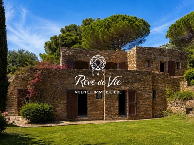 MAISON DE 7 PIÈCES D'ENVIRON 180 M² SUR UN TERRAIN DE PLUS DE 5 000 M² AVEC PISCINE DANS LE DOMAINE DU GAOU BÉNAT