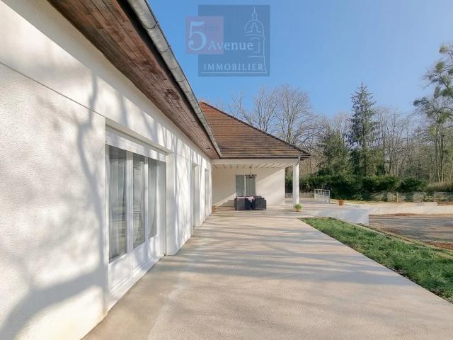 Maison de 450m2 avec Parc Paysager de 5 300m2 à vendre à Lam