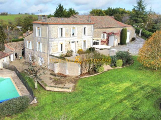 Maison de 4 chambres de luxe en vente à Champniers, Nouvelle Aquitaine
