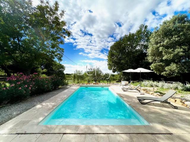 Maison de 4 chambres sur 2572m2 de terrain arboré avec pisci. 115m² Bédoin