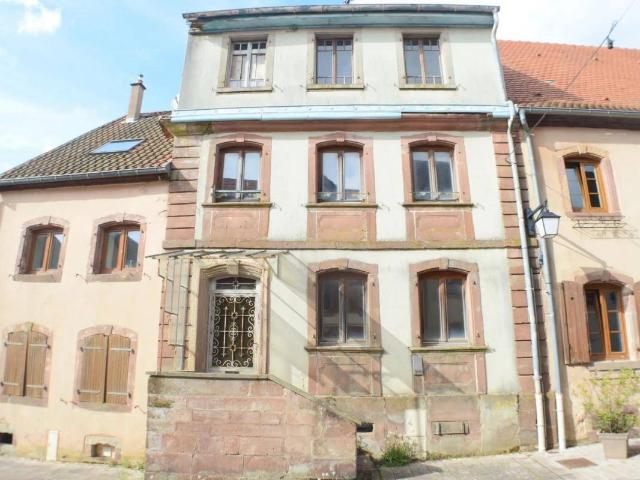 Maison de 4 niveaux, nécessitant une rénovation intégrale, situé