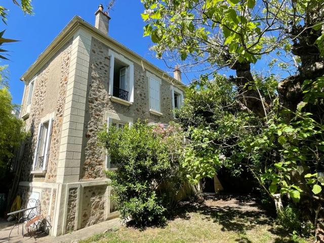 Maison de 4 pièces de luxe en vente à Neuilly Plaisance, Île de France