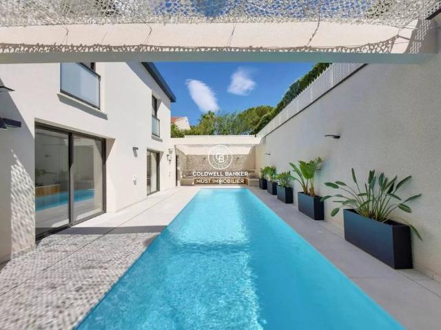 Maison de 5 chambres de luxe en vente à Perpignan, France