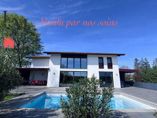 Maison de 5 pièces de luxe en vente à Amendeuix Oneix, France