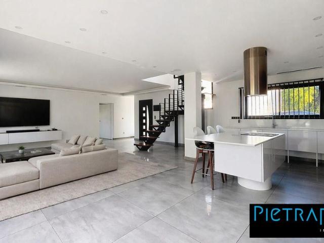 Maison de 5 pièces de luxe en vente à Reyrieux, France