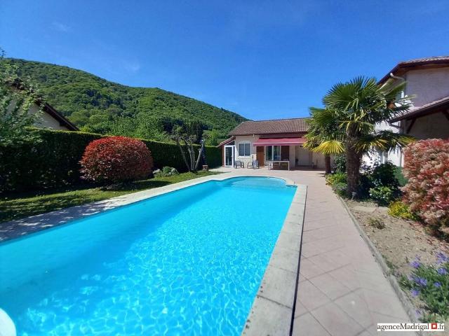 Maison de 5 pièces de luxe en vente à Voiron, France