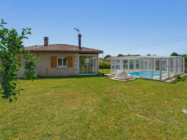 Maison de 6 pièces avec piscine et garages