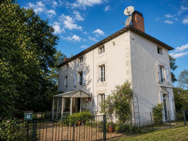 Maison 6 pièces de 143 m² à Moussac