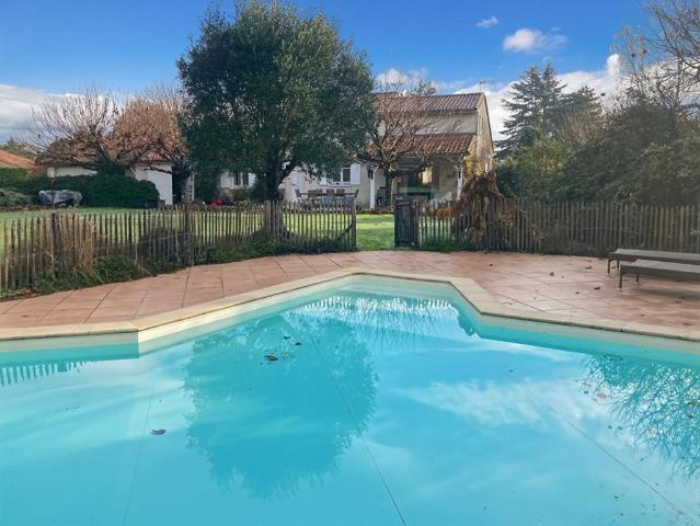Maison de 6 pièces de luxe en vente à Galgon, Nouvelle Aquitaine