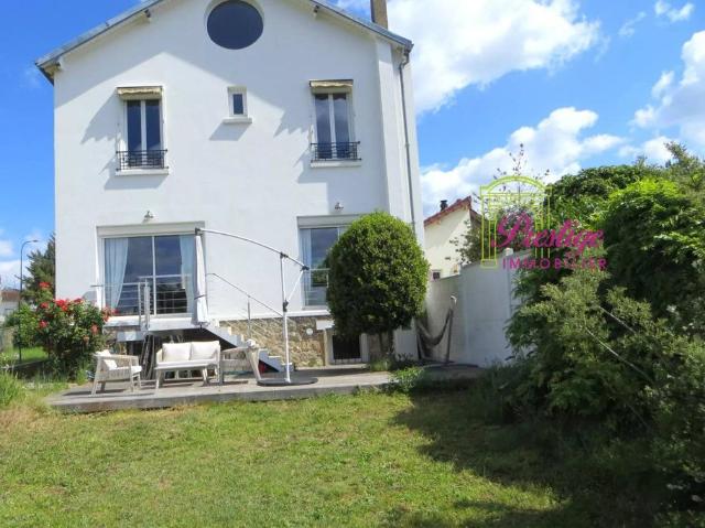 Maison de 6 pièces de luxe en vente à Le Mesnil le Roi, Île de France
