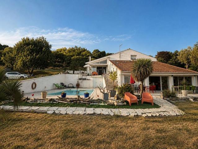Maison de 6 pièces de luxe en vente à Saint Dizant du Gua, Nouvelle Aquitaine