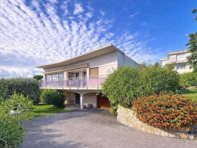 Maison de 6 pièces de luxe en vente à Saint Laurent du Var, Provence Alpes Côte d'Azur