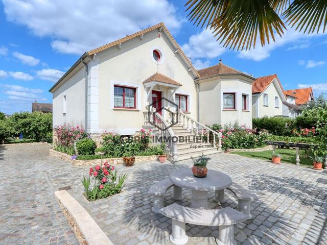Maison de 6 pièces de luxe en vente à Villecresnes, France
