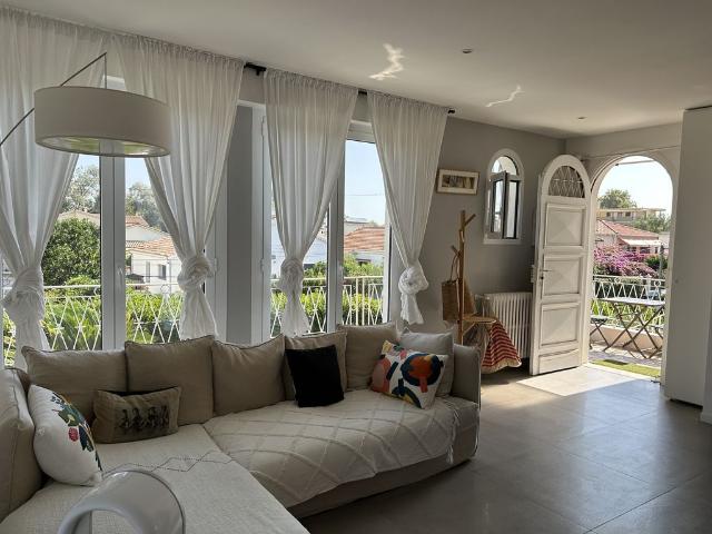 Maison de 6 pièces de luxe en vente à Villeneuve Loubet, Provence Alpes Côte d'Azur