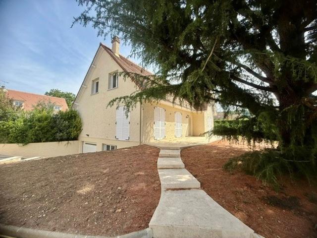 Maison de 6 pièces de luxe en location à Maule, Île de France