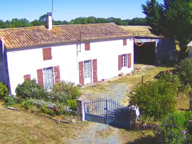 Maison de 70 m² à rénover – Dépendances – Terrain de 12 000 m²