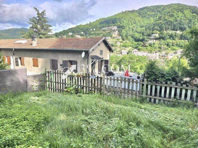 Maison de 85 m2 et 3 chambres avec garage et atelier sur ter