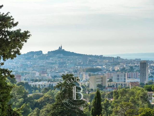 Maison de 8 pièces de luxe en vente à Marseille, France