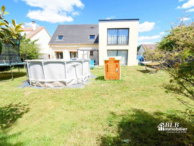 Maison de 8 pièces de luxe en vente à Maurepas, Île de France
