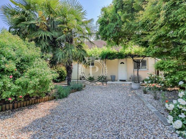 Maison de 8 pièces de luxe en vente à Osny, France