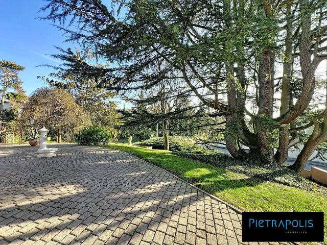Maison de 8 pièces de luxe en vente à Genay, France