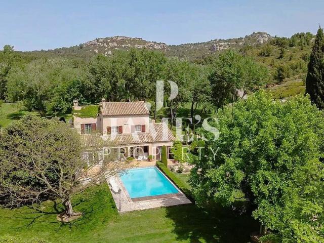 Maison de 8 pièces de luxe en vente à Paradou, France