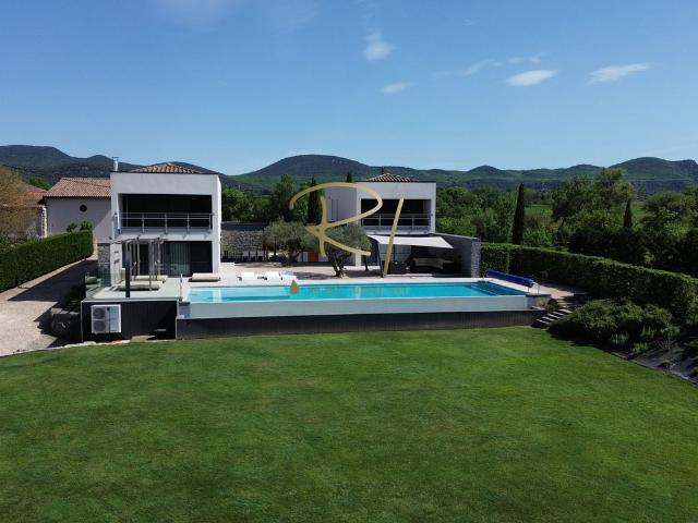 Maison de 8 pièces de luxe en vente à Ruoms, France