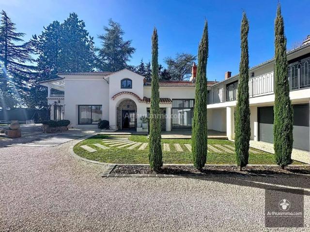 Maison de 8 pièces de luxe en vente à Riorges, Auvergne Rhône Alpes