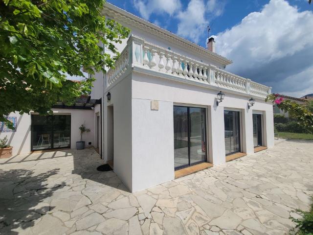 Maison de 8 pièces de luxe en vente à Toulon, France
