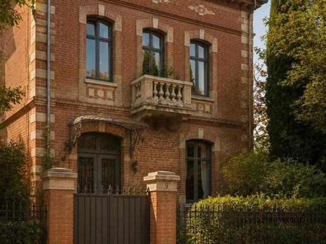 Maison de 8 pièces de luxe en vente à Toulouse, France