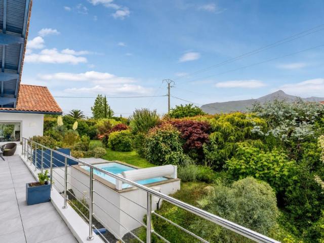 Maison de 8 pièces de luxe en vente à Urrugne, France