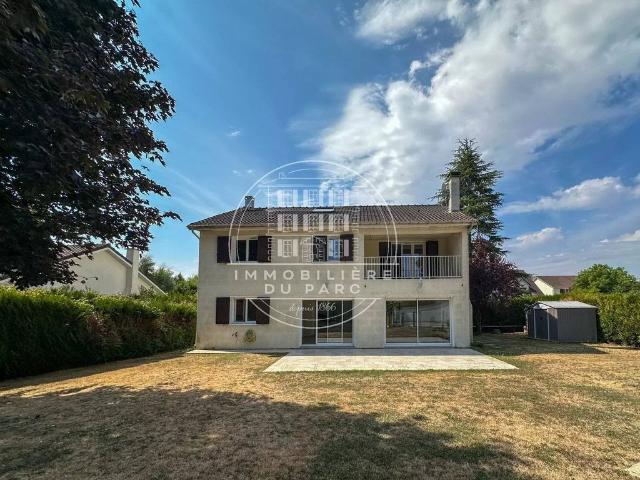 Maison de 8 pièces de luxe en location à Voisins le Bretonneux, Île de France