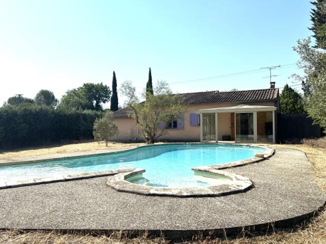 Maison de 90 m² sur un terrain de 1 450 m² avec garage et piscine