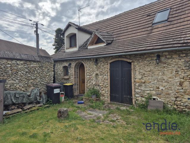Maison de 91m 2 en pierres avec poutres apparentes