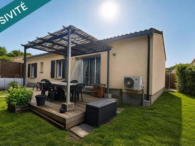 Maison de 92 m2 avec trois chambres et un bureau situé a Saint Quentin de Baron sur un terrain de 440m2 proche de toute commodité