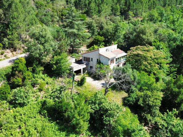 Maison de 95m2 + dépendances avec 21000 m2 de terrain