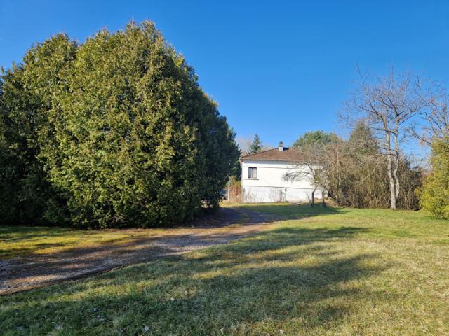 Maison de 98 m2 sur 24 800 m2 de terrain plat et traversé pa
