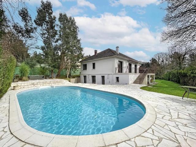 Maison 9 pièces 220 m² avec piscine à Montmorency